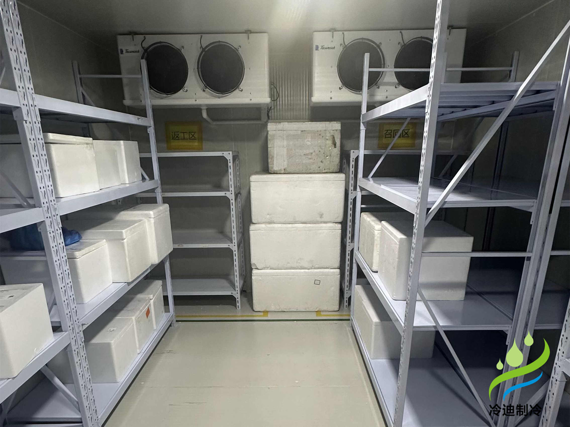 花3萬元可以建造20-30平方的果蔬保鮮冷庫，10-20平方的-18℃冷凍庫，10-30平方的食品恒溫冷庫，20立方標準醫藥冷庫。配置采用六面體設計，聚氨酯保溫板搭建庫體，內置吊頂式冷風機，搭配艾默生谷輪機組，新亞洲智能節能電控箱，手動半埋門，搭配風幕機，此類配置是比較常見，也是較為穩定的，小型冷庫可以訂制移動款，集裝箱或活動式，全國乃至國外均可發貨。